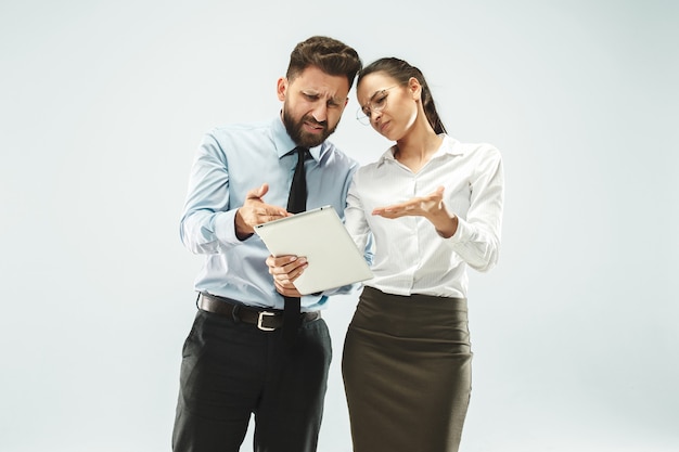 Chefe e sua secretária no escritório ou estúdio.