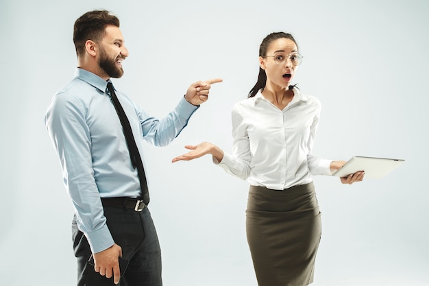 Chefe feliz. Homem e sua secretária permanente no escritório ou estúdio.