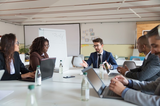 Chefe focado se comunicando com os trabalhadores