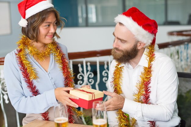 Chefe positivo no chapéu de Papai Noel recebendo