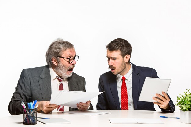 Foto grátis chefe repreendendo seu empregado