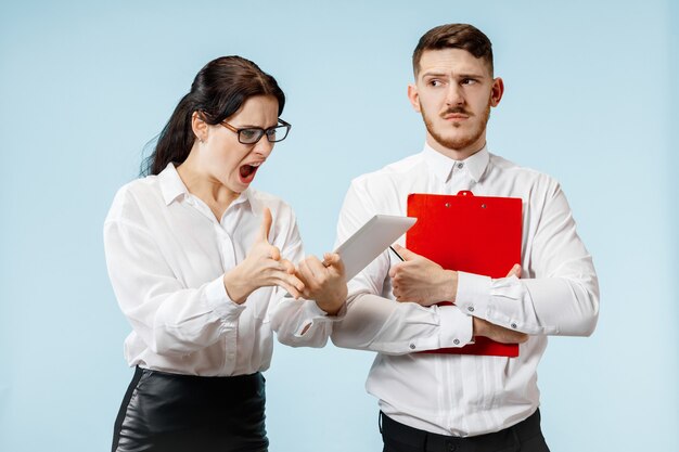 Chefe zangado. Mulher e sua secretária em pé no escritório ou. Empresária gritando com seu colega. Modelos caucasianos femininos e masculinos. Conceito de relacionamento no escritório, emoções humanas