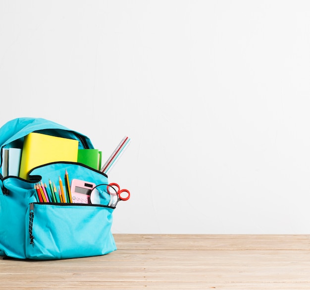 Foto grátis cheio de papelaria e livros azul mochila escolar