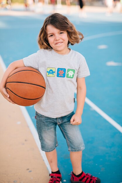 Cheio, tiro, de, menino, segurando, basquetebol