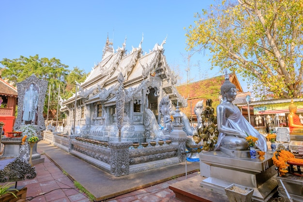 Chiang mai tailândia 23 de fevereiro de 2018 wat sri suphan templo feito de prata com artesanato