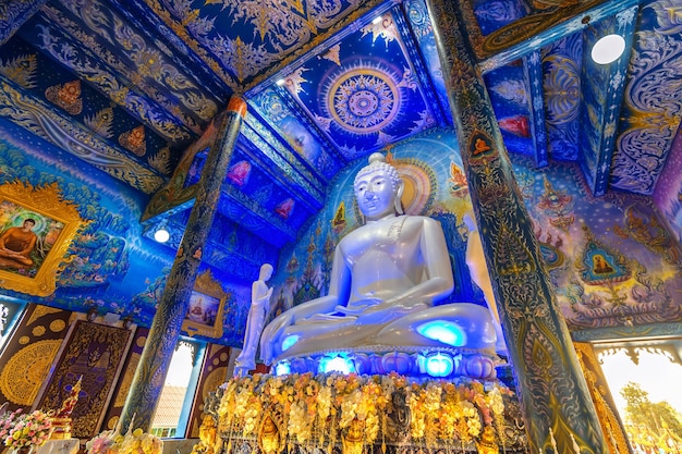 CHIANG RAI, TAILÂNDIA - 24 de fevereiro de 2018: Wat Rong Sua Ten ou templo azul na província de Chiang Rai, Tailândia.