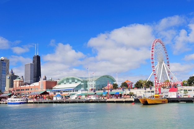 CHICAGO, IL - 1º de outubro: Navy Pier e skyline em 1º de outubro de 2011 em Chicago, Illinois. Foi construído em 1916 como cais de 3300 pés para barcos de passeio e excursão e é a atração turística número um de Chicago.