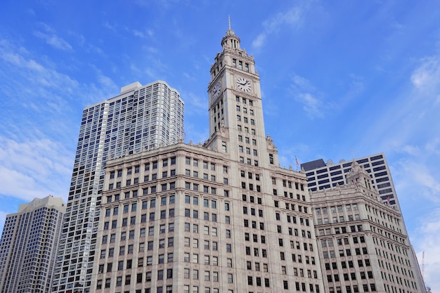 Foto grátis chicago, il - 1º de outubro: wrigley building close up em 1º de outubro de 2011 em chicago, illinois. tem o maior uso de terracota do mundo e é um dos edifícios mais atraentes de chicago.