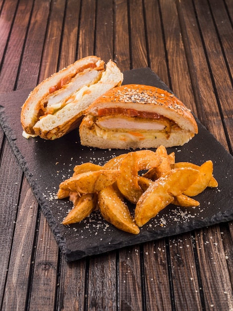 Chickenburger com batatas fritas