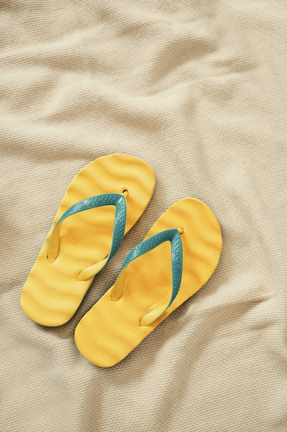 Chinelos amarelos, conceito de férias de verão