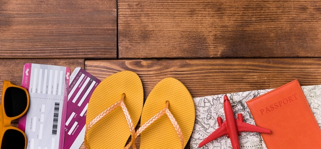 Foto grátis chinelos de praia e passaporte com óculos de sol