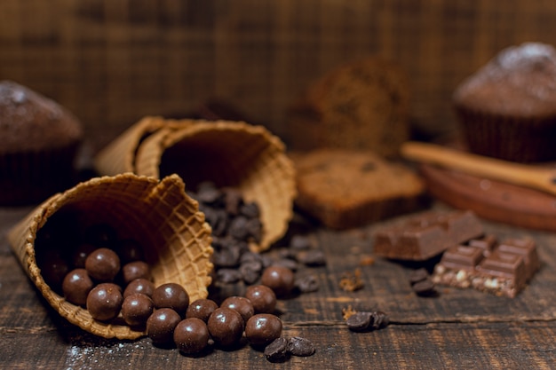 Chips de chocolate de close-up dentro de cones