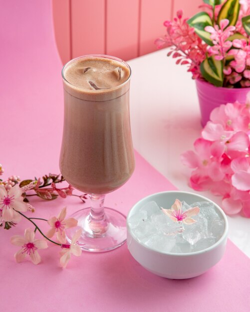 chocolate chocolate com gelo de leite e flores na mesa