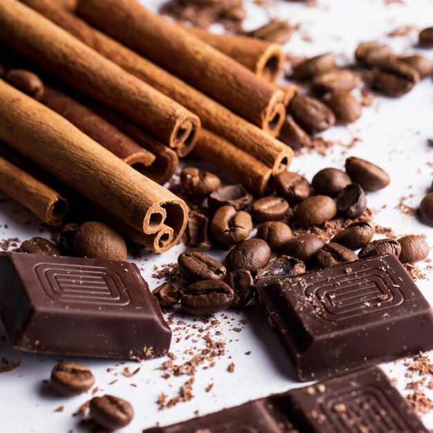 Chocolate com canela e café em grão