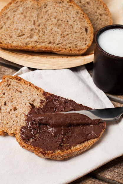 Chocolate espalhado no pão integral com leite