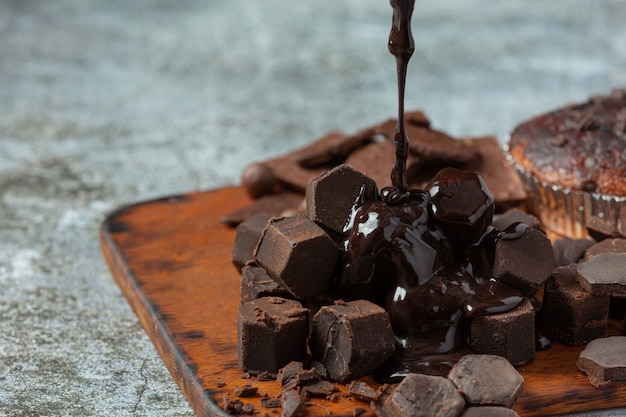 Chocolate na superfície escura. Conceito do Dia Mundial do Chocolate