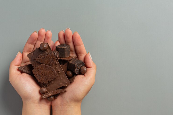 Foto grátis chocolate na superfície escura. conceito do dia mundial do chocolate