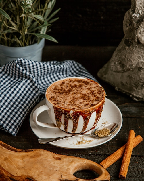 Foto grátis chocolate quente coberto com cacau