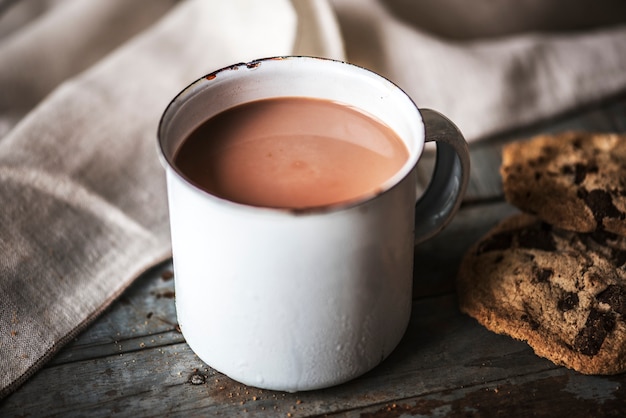 Foto grátis chocolate quente com biscoitos de chocolate