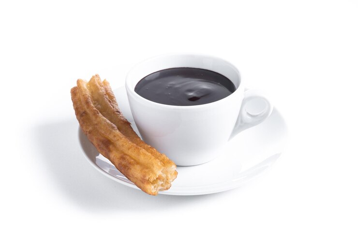 Foto grátis chocolate quente com churros isolados em fundo branco comida tradicional espanhola