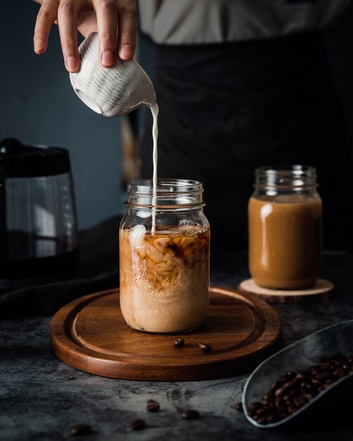 Chocolate quente com leite em potes de vidro