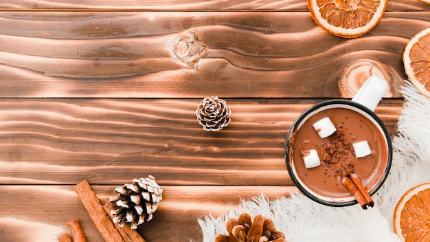 Chocolate quente com marshmallow em fundo de madeira