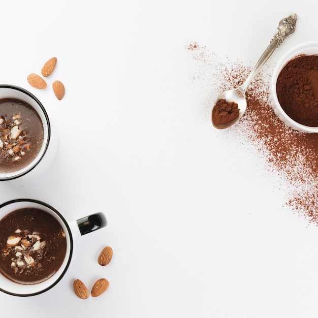 Chocolate quente com nozes e cacau em pó