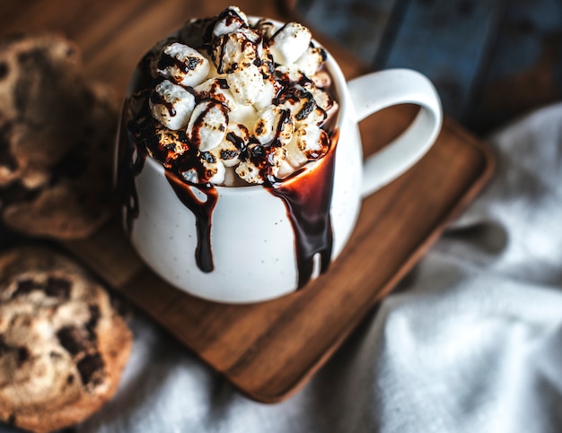 Foto grátis chocolate quente com receita de marshmallows