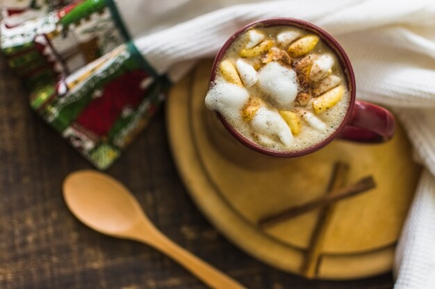 Chocolate quente e canela perto de toalha e colher