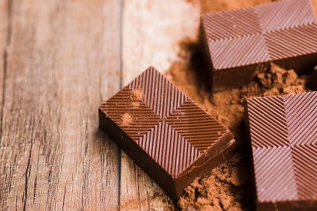 Foto grátis chocolate saboroso e migalhas de cacau