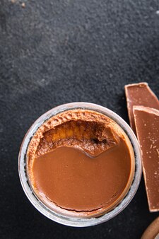 Chocolate sobremesa creme de abacate e cacau em pó sem laticínios sem lactose refeição saudável lanche de comida