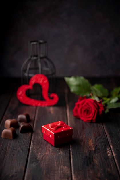 Chocolates de dia dos namorados em forma de coração com presente e rosa