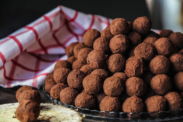 Chocolates em cacau em um prato