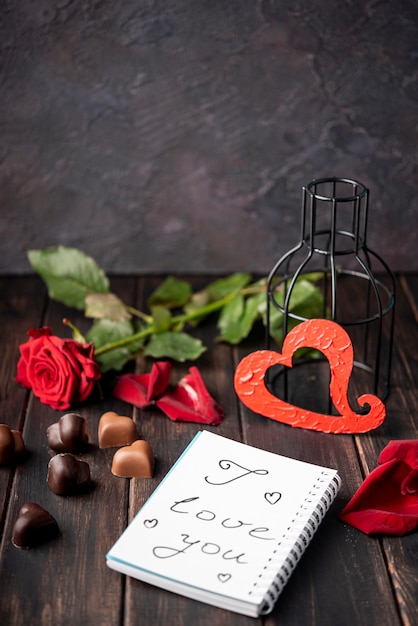 Chocolates em forma de coração dia dos namorados com rosa
