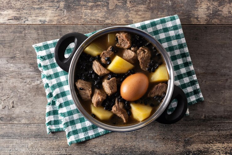 Foto grátis cholent judaico tradicional na mesa de madeira