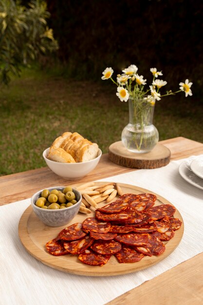 Chouriço delicioso fatiado em um prato variado