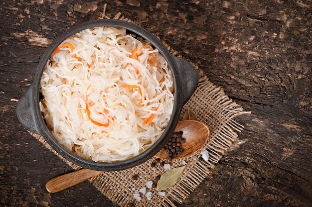 Foto grátis chucrute com cenoura em uma tigela de madeira