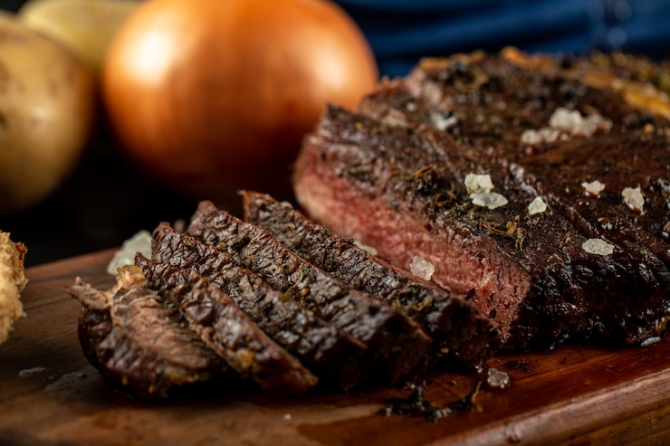 Foto grátis churrasco de carne fatiada servido com cebola e sal marinho
