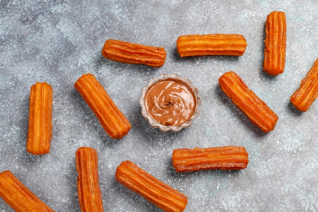 Foto grátis churros de sobremesa mexicana tradicional com chocolate, vista superior