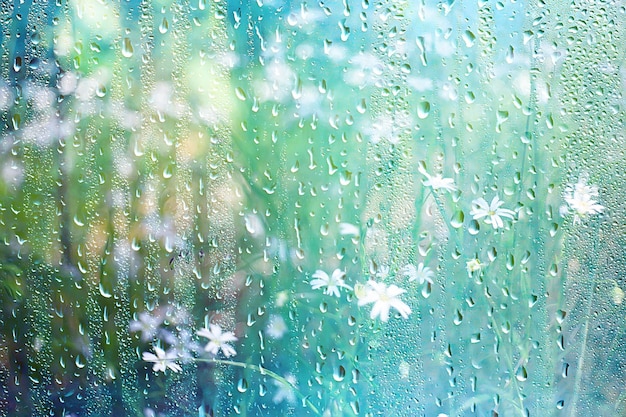 Chuva de verão vidro molhado / paisagem de fundo abstrato em um dia chuvoso fora da janela fundo desfocado