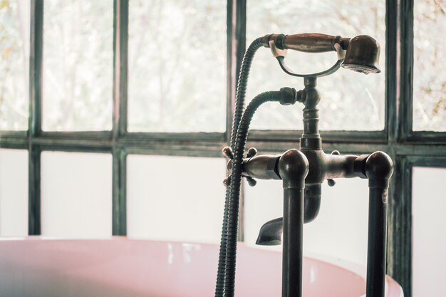 chuveiro antigo em uma banheira