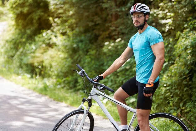 Ciclista adulto em sua bicicleta