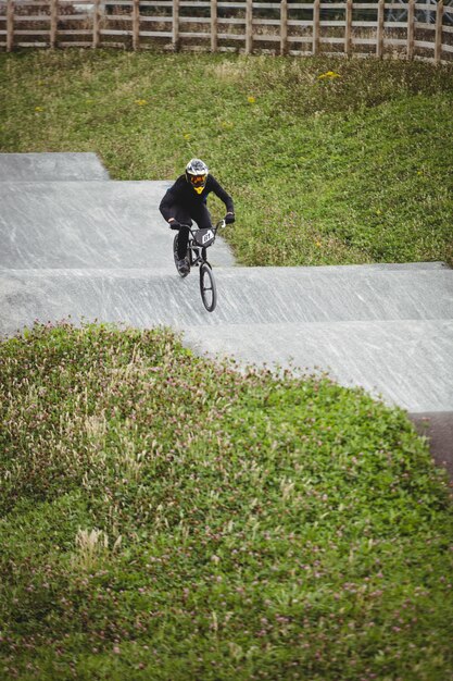 Ciclista andando de bicicleta BMX