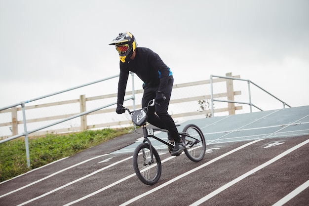 Ciclista andando de bicicleta bmx