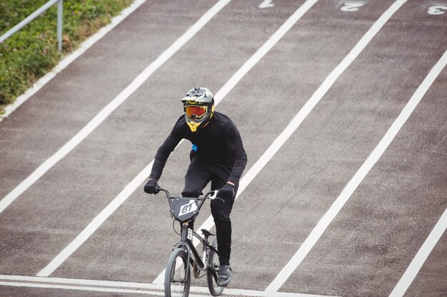 Ciclista andando de bicicleta BMX