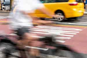 Foto grátis ciclista atravessando a rua