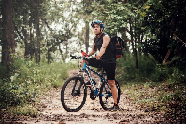 Ciclista em dia ensolarado.Bike aventura viagem foto