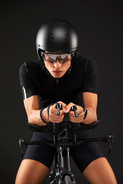 Ciclista feminina posando com bicicleta e capacete