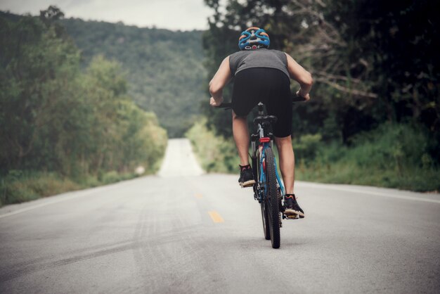 Ciclista homem corrida bicicleta ao ar livre