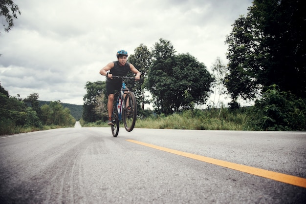 Ciclista homem corrida bicicleta ao ar livre